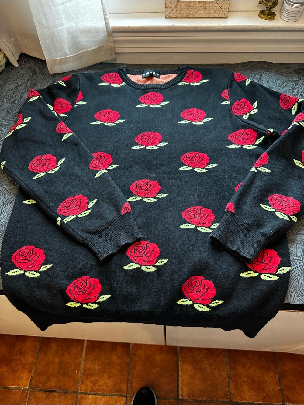 Black Rose Pattern Crewneck Sweater size large